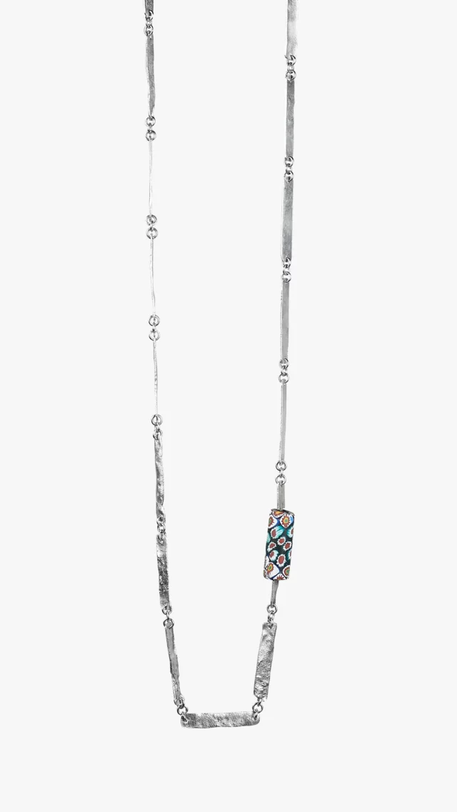 Découvrez l’élégance intemporelle des sautoirs « Maillons forgés » de la collection Tila, disponibles en argent rhodié lumineux ou en argent oxydé en déclinaison plus brute.
Ce qui rend ces bijoux uniques ? Leurs magnifiques perles de verre anciennes « Millefiori », nées à Murano (Venise) entre le 19ème et le début du 20ème siècle. Ces petites merveilles ont traversé les continents, participant à l’histoire du commerce avec l’Afrique.
Plus qu’un simple accessoire, ces perles étaient offertes aux divinités Vaudou du Bénin, portant en elles la promesse d’activer les vœux. Un héritage fascinant qui se porte aujourd’hui avec fierté.
Alors, qu’est-ce qui vous attire le plus : l’histoire captivante de ces perles ou la beauté unique de ce bijou ? 🤔
➡️ Envie d’en savoir plus et de choisir votre sautoir « Maillons forgés » ? Cliquez sur le lien en bio !
—
Discover the timeless elegance of the long “Forged links” necklaces in the Tila collection, available in luminous rhodium-plated silver or in a rougher version in oxidized silver.
What makes these jewels unique? Their magnificent antique “Millefiori” glass beads, created in Murano (Venice) between the 19th and early 20th centuries. These little marvels have crossed continents, participating in the history of trade with Africa.
More than a simple accessory, these beads were offered to the Voodoo deities of Benin, carrying within them the promise of activating wishes. A fascinating heritage that is worn with pride today.
So, what appeals to you more: the captivating history of these beads or the unique beauty of this jewel? 🤔
➡️ Want to find out more and choose your long “Forged links” necklace? Click on the link in bio!
—
Photos by #angeladipaolo_photography &  #marionpinogesphotographe
#Meharanh #SautoirMaillons #LinksNecklace #CollectionTila #Millefiori #Murano #HistoireEtBijoux #HistoryAndJewelry #Artisanat #Crafts #FabriqueaParis #HandMadeInParis