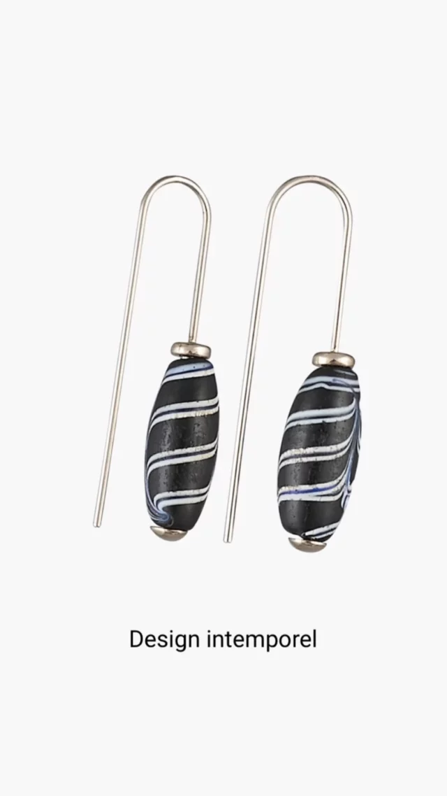 ✨ Laissez-vous envoûter par la finesse des « Plumes » Meharanh. ✨
Ces boucles d’oreilles dévoilent de rares perles de verre anciennes de Murano, où le motif plume se déploie avec une belle délicatesse. Chaque courbe, chaque nuance témoigne du savoir-faire des artisans verriers.
J’ai choisi de créer un design épuré en or gris ou jaune pour sublimer ces perles de collection.
Quel est votre coup de cœur : l’éclat discret de l’or gris ou la luminosité de l’or jaune ?
Partagez votre préférence ! 👇
➡️ Lien en bio pour en savoir plus sur cette création unique qui marie l’histoire au design contemporain.
—
✨ Let yourself be enchanted by the finesse of the Meharanh “Feathers”. ✨
These earrings reveal rare antique Murano glass beads, where the feather motif unfolds with beautiful delicacy. Every curve, every nuance testifies to the skill of glass artisans.
I chose to create a streamlined design in white or yellow gold to sublimate these collectible beads.
Which do you prefer: the discreet brilliance of white gold or the luminosity of yellow gold?
Share your preference! 👇
➡️ Link in bio to find out more about this unique creation that blends history with contemporary design.
—
#Meharanh #BijouxDévasion #Plumes #FeatherDesign #Murano #VerreAncien #MuranoGlass #VenetianCraftsmanship #Artisanatd’Art #HistoryMeetsDesign #OrGris #OrJaune #BijouxUniques #UniqueEarrings