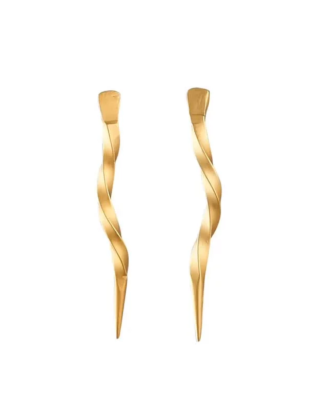 De l’argent au vermeil, le voyage continue... ✨
Découvrez les boucles d’oreilles torsadées en vermeil, reprenant le design si particulier qui rappelle les magnifiques cornes de gazelle. 🌙
Au-delà de leur esthétique unique, ces boucles symbolisent l’esprit protecteur et nourricier de la forêt. 🌳 Un bijou porteur de sens.
 
Pour vous, que symbolisent les gazelles ? 🤔
 
#Meharanh #vermeil #bouclesdoreilles #symbolisme #EspritDeLaForet #BijouxUniques  #Artisanatdart #FaitMain
 
—
 
From silver to vermeil, the journey continues... ✨ Discover our twisted vermeil earrings, echoing the distinctive design reminiscent of magnificent gazelle horns. 🌙
Beyond their unique aesthetic, these earrings symbolize the protective and nurturing spirit of the forest. 🌳 A jewel carrying profound meaning.
 
What do gazelles symbolize for you? 🤔
 
#Meharanh #vermeil #earrings #symbolism #ForestSpirit #UniqueJewelry #ArtisanalCraftsmanship #Handmade 🇫🇷