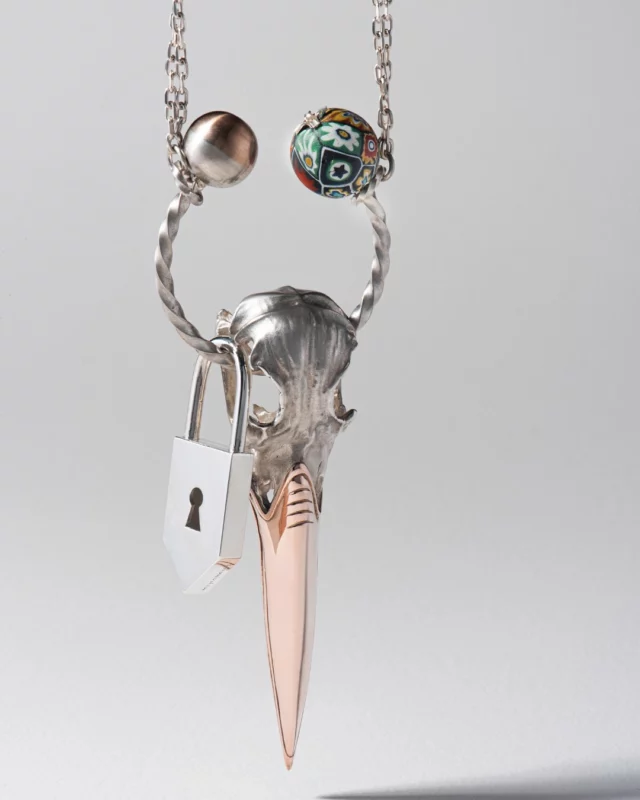 ✨ L’Art & la Nature : L’âme du sautoir « Grand Martin-Pêcheur » ✨
En cette Journée Mondiale de l’Art, je célèbre l’inspiration ! Ce sautoir est né de ma fascination pour la puissance de la sculpture africaine et l’élégance brute du martin-pêcheur. 🐦
Mon coup de cœur ? L’art Vaudou protecteur du Bénin, loin des clichés, découvert lors d’une expo marquante à la @fondationcartier. Une énergie que j’ai voulu transmettre.
Le design : un véritable crâne de martin-pêcheur (~10 cm), moulé fidèlement. J’ai joué sur le contraste entre cette forme organique et la préciosité du vermeil et d’une perle Millefiori ancienne. ✨ 
Un bijou talisman, à la fois brut et élégant.
Symboles forts : l’oiseau (messager), le cadenas (vœu scellé), la perle Millefiori (offrande)... 🙏
Créer, c’est ma forme d’art. Et vous, qu’est-ce qui vous inspire ? Dites-le moi ! 👇

—-

✨ Art & Nature: The Soul of the « Grand Martin-Pêcheur » Necklace ✨
On this World Art Day, I celebrate inspiration! This pendant necklace was born from my fascination with the power of African sculpture and the raw elegance of the kingfisher. 🐦
What struck me most? The protective Voodoo art of Benin, far from the usual clichés, which I discovered during a memorable exhibition at the @fondationcartier. A strength I wanted to convey.
The design: a real kingfisher skull (~10 cm / ~4 inches), faithfully cast. I played on the contrast between this organic form and the preciousness of vermeil and an antique Millefiori bead. ✨ A talisman piece, both raw and elegant.
Strong symbols: the bird (messenger), the padlock (sealed vow), the Millefiori bead (offering)... 🙏
Creating is my form of art. What about you, what inspires you? Tell me below! 👇

—-

 #JourneeMondialeDelArt #WorldArtDay #Meharanh #BijouxDevasion #ArtInspiration #MartinPecheur #Kingfisher #BijouCreateur #JoaillerieContemporaine #SymbolicJewelry #Millefiori #Vermeil #BijouSymbolique
#ArtAndNature #JewelryEscape #DesignerJewelry #ContemporaryJewelry #SymbolicJewelry #TalismanJewelry #MadeInFrance