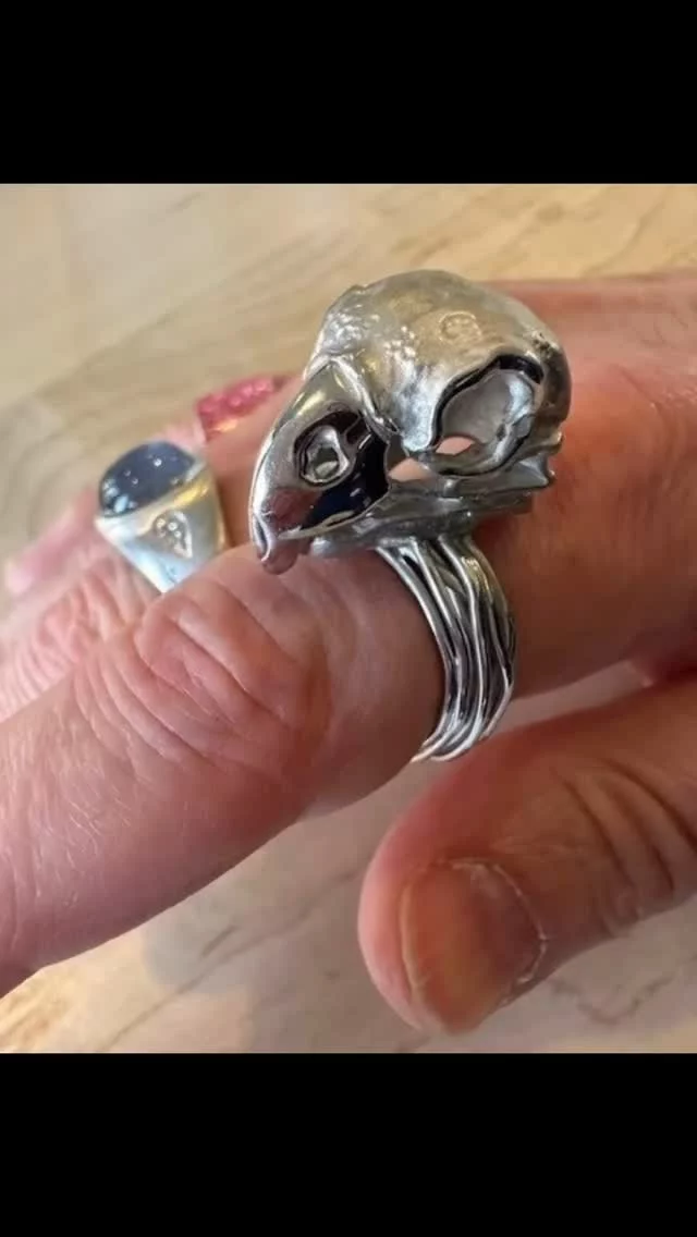 ✨Direction New York pour cette bague « Habile Messager » de la collection Tila ! ✨ Réalisée sur mesure en argent rhodié avec une tourmaline vert d’eau sublime, elle s’inspire de la perruche vaudou, symbole du messager sacré qui transmet vos vœux de bonheur et de prospérité. Un bijou unique et plein de sens qui a déjà conquis son propriétaire ! 

Qu’est-ce qui rend un bijou spécial pour vous ? 👇

# Meharanh #BijouUnique #Symbolisme #JoaillerieArtisanale

—-

✨ Off to New York for this « Skillful Messenger » ring from the Tila collection! ✨ Custom-made in rhodium-plated silver with a stunning water-green tourmaline, it’s inspired by the voodoo parakeet, a sacred messenger for your wishes of happiness and prosperity. A unique and meaningful piece that has already captivated its owner! 

What makes a piece of jewelry special to you? 👇 

# Meharanh #UniquePiece #Symbolism #MadeInFrance