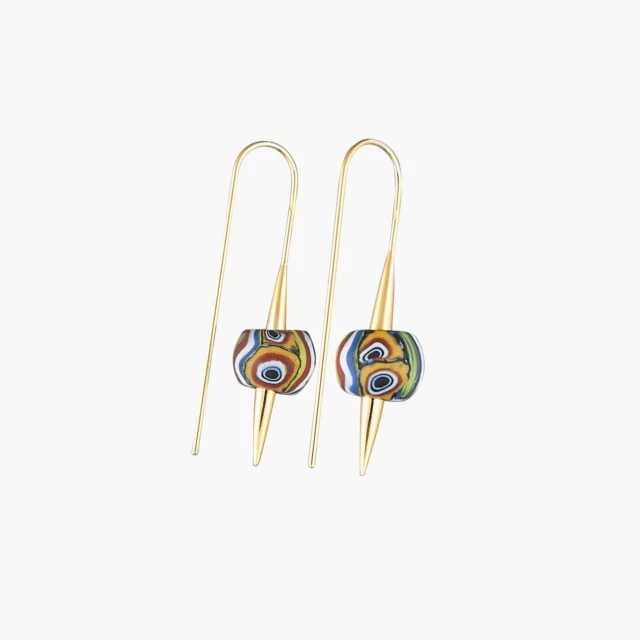 Boucles d’oreilles « Tangible ou évocation matérielle du non-dit » en or jaune avec d’anciennes perles de verre de Murano (Venise).
Dans le culte vaudou, les perles représentent des offrandes faites aux divinités pour réaliser les vœux. Venant de l’étranger, ces perles ont une charge symbolique très forte.
#ValerieBui #BouclesdOreilles #Millefiori#GalerieMeharanh #Meharanh #BijouxSculptures #BijouxdEvasion #BijouxDeCollection#CollectionTila #BijouxContemporains #FabriqueaParis #FaitMain #ModeleDepose®
-
Earrings "Tangible or material evocation of the unsaid" in yellow gold with ancient glass beads from Murano (Venice).
In the voodoo cult, beads represent offerings made to deities to fulfill wishes. Coming from abroad, these beads have a very strong symbolic charge.
#MeharanhGallery #SculpturesJewelry #JewelsToCollect #TilaCollection #ContemporaryJewelry #HandMadeInParis #GoldEarrings #copyright